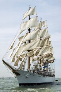 La fragata ARA Libertad a toda vela